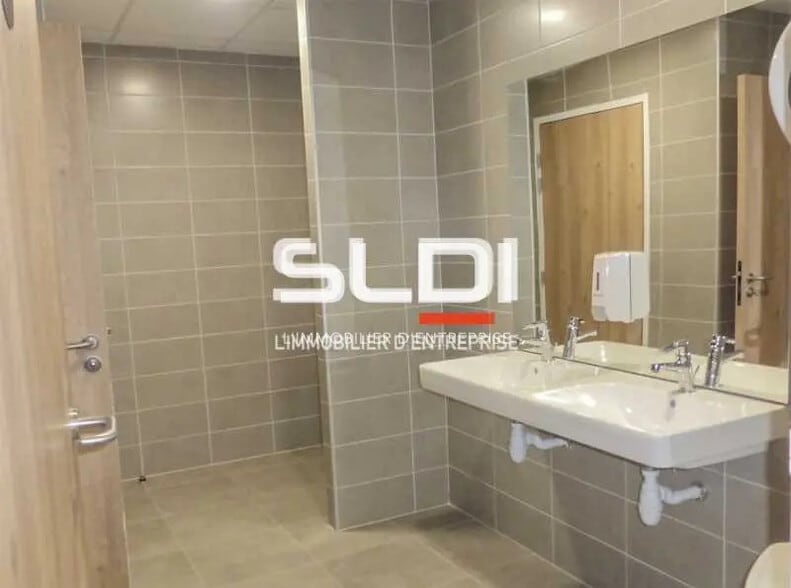 Bureau dans Saint-Priest à vendre - Photo de l’immeuble – Image 3 sur 9