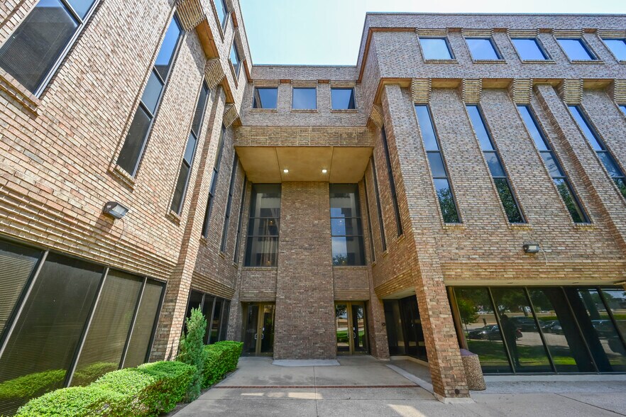 10830 N Central Expy, Dallas, TX à vendre - Photo de l’immeuble – Image 2 sur 2