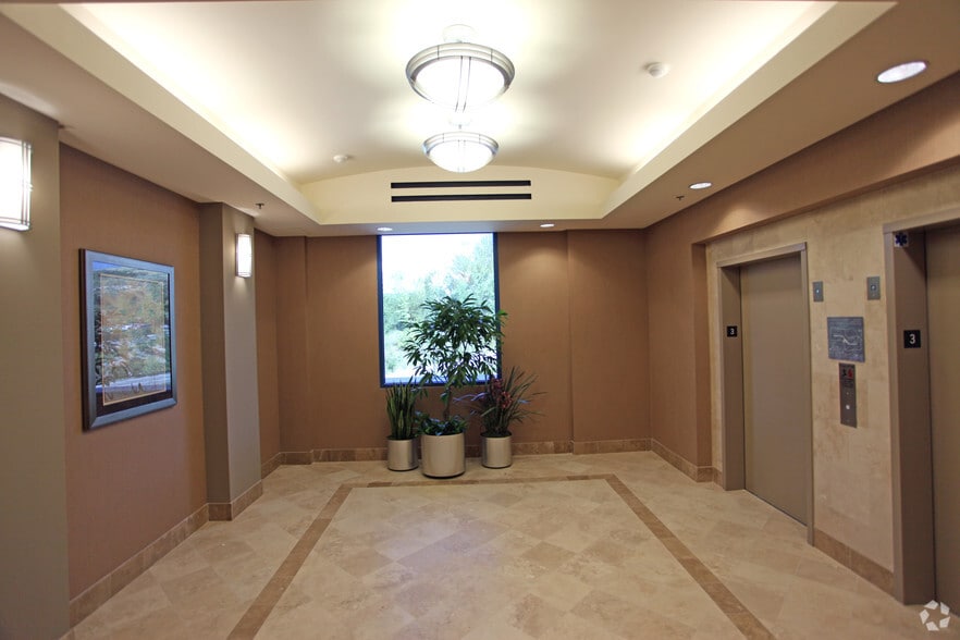 2655 1st St, Simi Valley, CA à louer - Hall d’entrée – Image 2 sur 8
