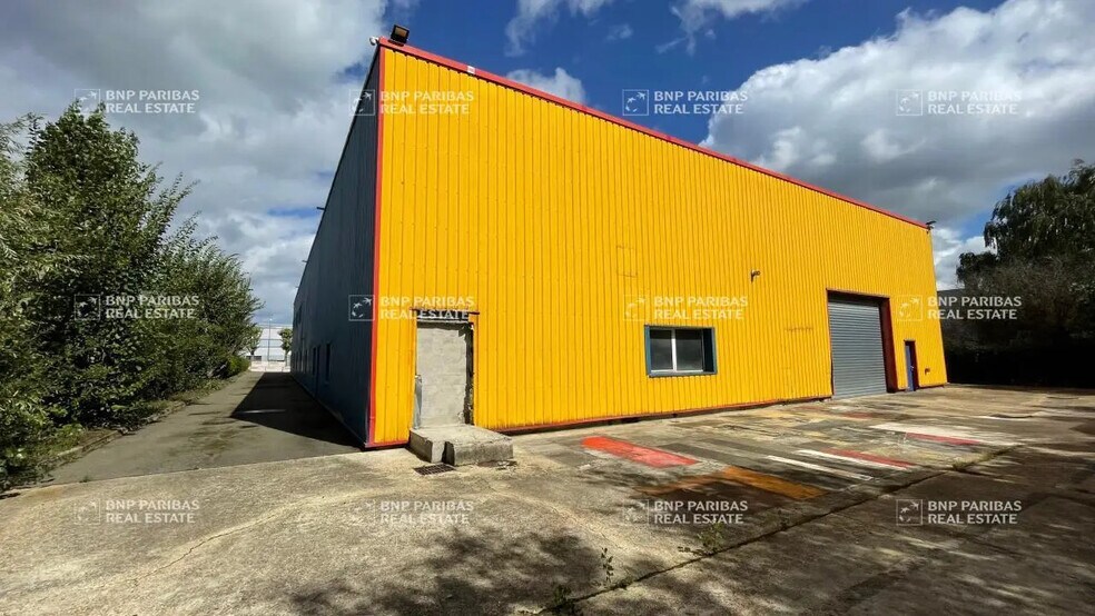 Local d’activités dans Coignières à louer - Photo de l’immeuble – Image 3 sur 21