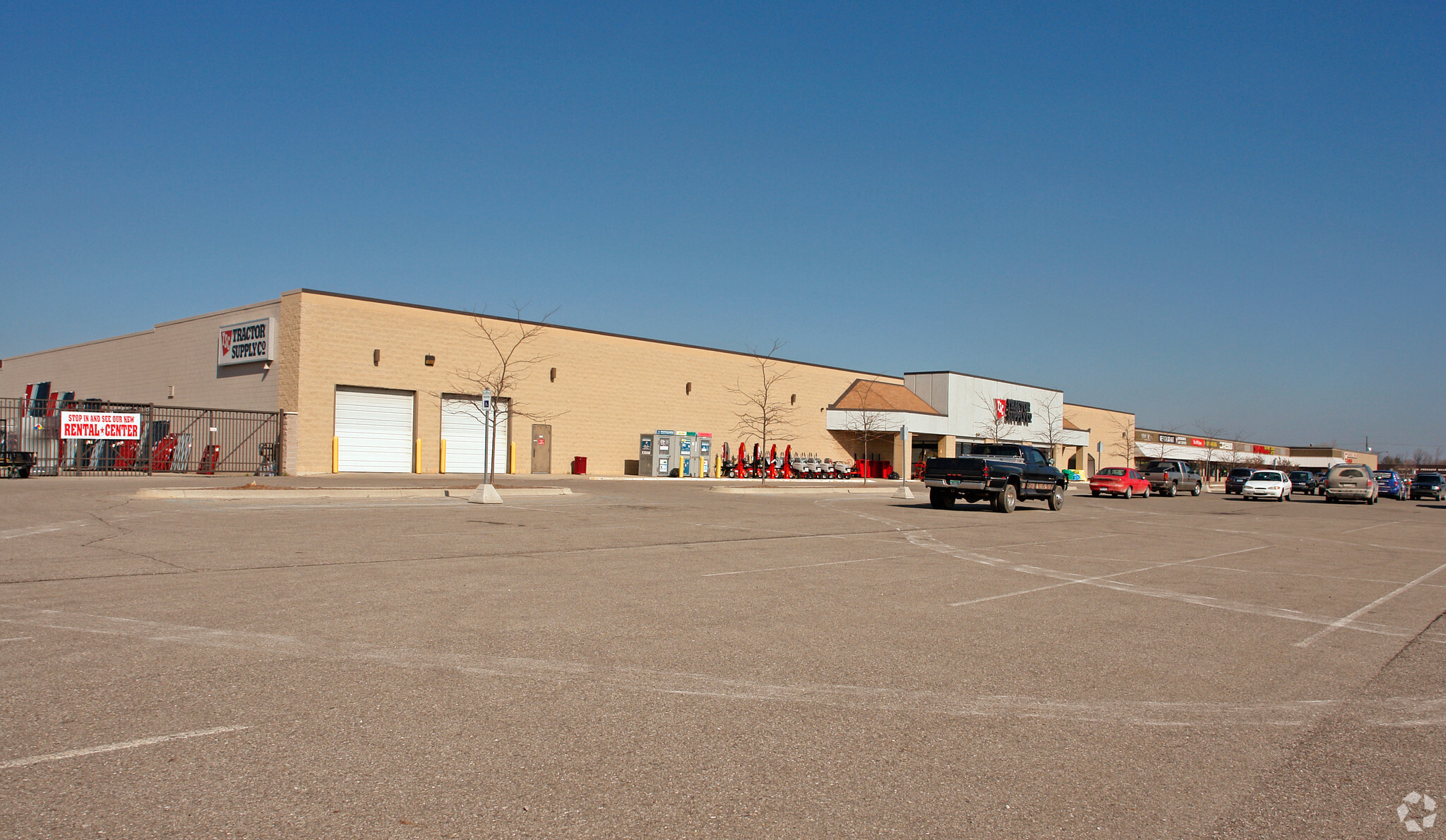 2040-2070 S Van Dyke Rd, Imlay City, MI à louer Photo de l’immeuble– Image 1 sur 3