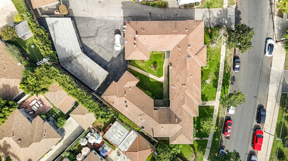 7933 Alverstone Ave, Los Angeles, CA à vendre - Photo de l’immeuble – Image 2 sur 10