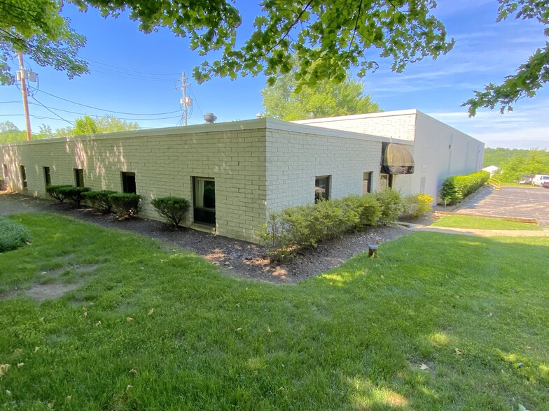 16758 W Park Circle Dr, Bainbridge Township, OH à louer - Photo de l’immeuble – Image 1 sur 10