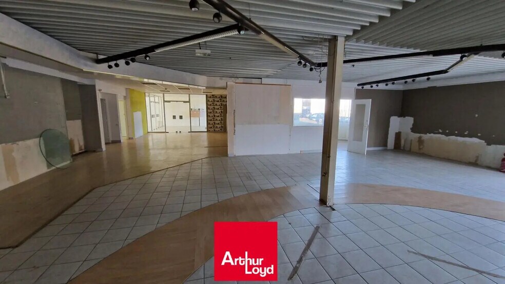 Local commercial dans Mondeville à vendre - Photo de l’immeuble – Image 1 sur 4