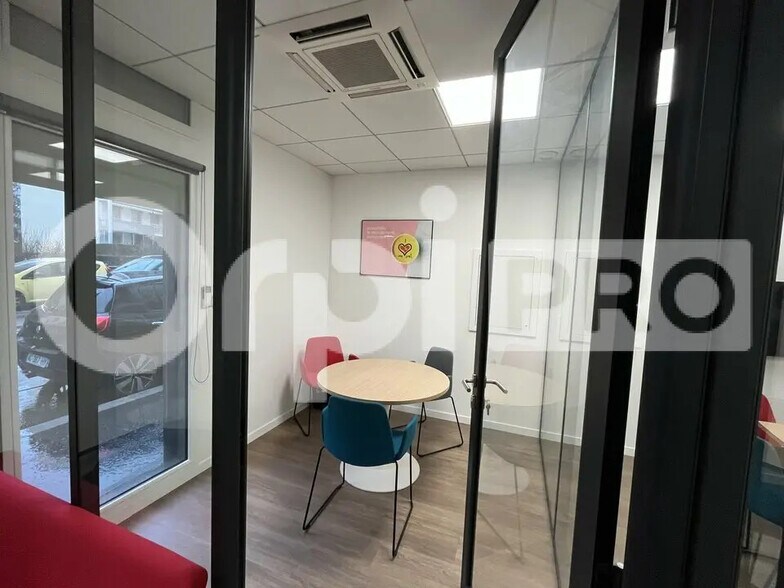 Bureau dans Bron à louer - Photo de l’immeuble – Image 3 sur 4