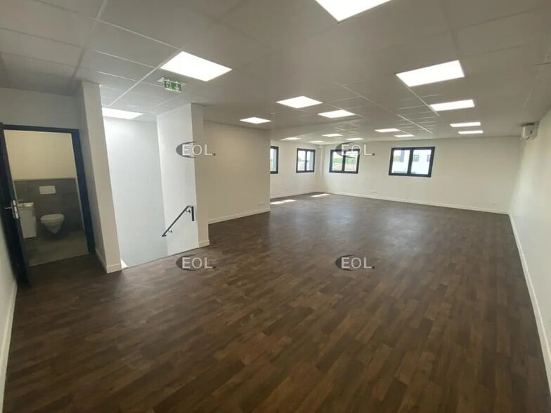 Local d’activités dans Coignières à louer - Photo de l’immeuble – Image 3 sur 5