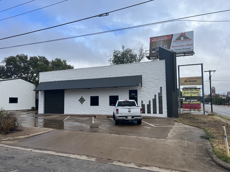424 W Henderson St, Cleburne, TX à louer - Photo de l’immeuble – Image 1 sur 18