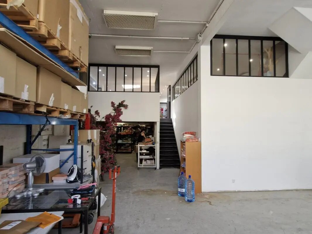 Local d’activités dans Saint-Laurent-du-Var à louer Photo de l’immeuble– Image 1 sur 6