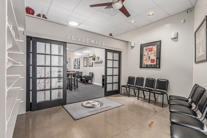 3173 E Chandler Blvd, Phoenix, AZ à vendre - Photo de l’immeuble – Image 2 sur 47