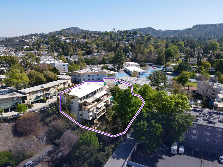 11975 Laurelwood Dr, Studio City, CA à vendre - Photo de l’immeuble – Image 2 sur 10