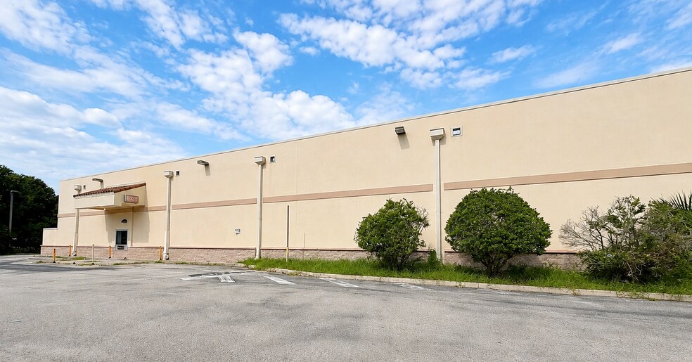 2821 W 25th St, Sanford, FL à louer - Photo de l’immeuble – Image 2 sur 4