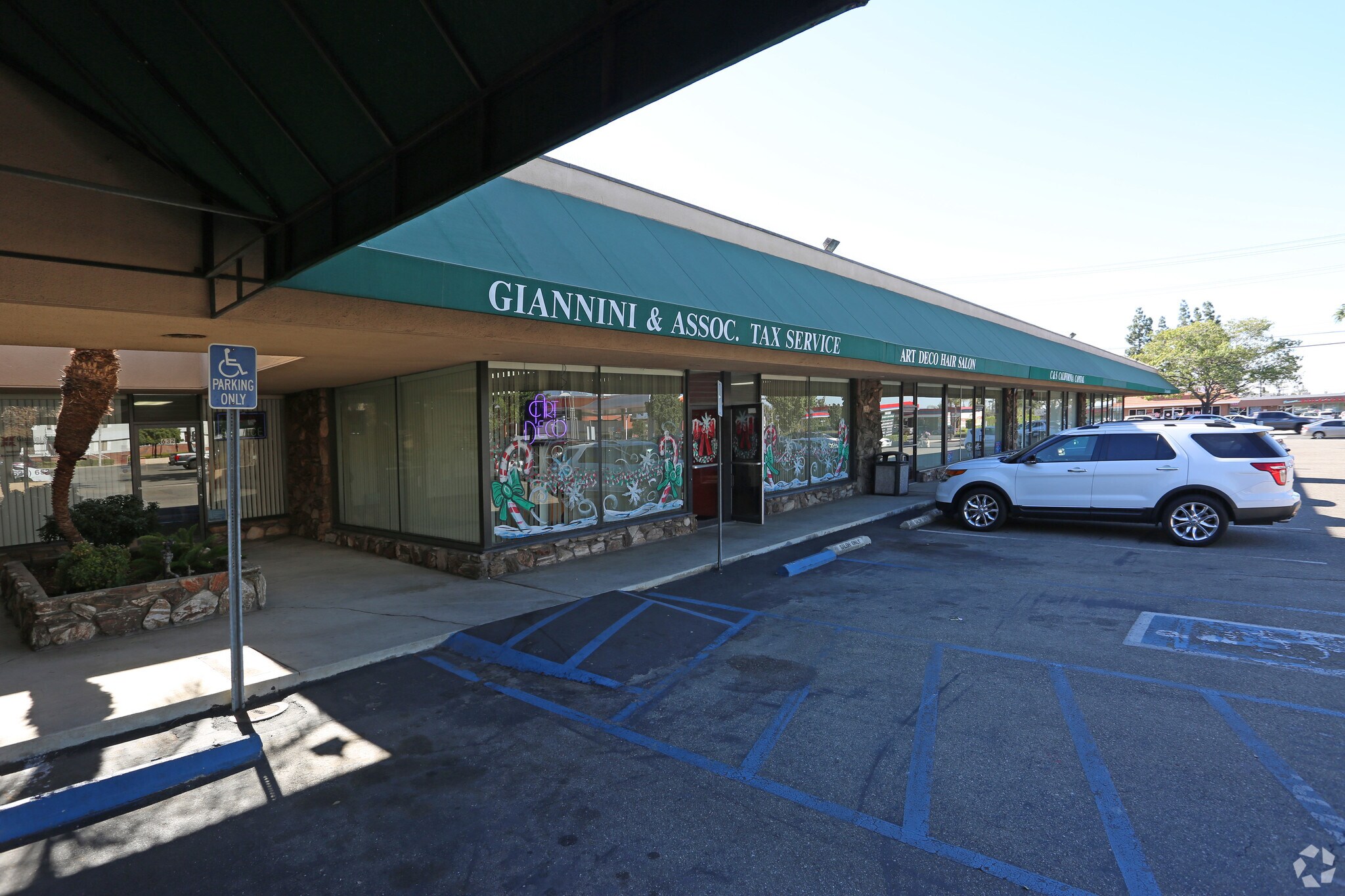 620-648 S Barranca Ave, Covina, CA à louer Photo principale– Image 1 sur 21