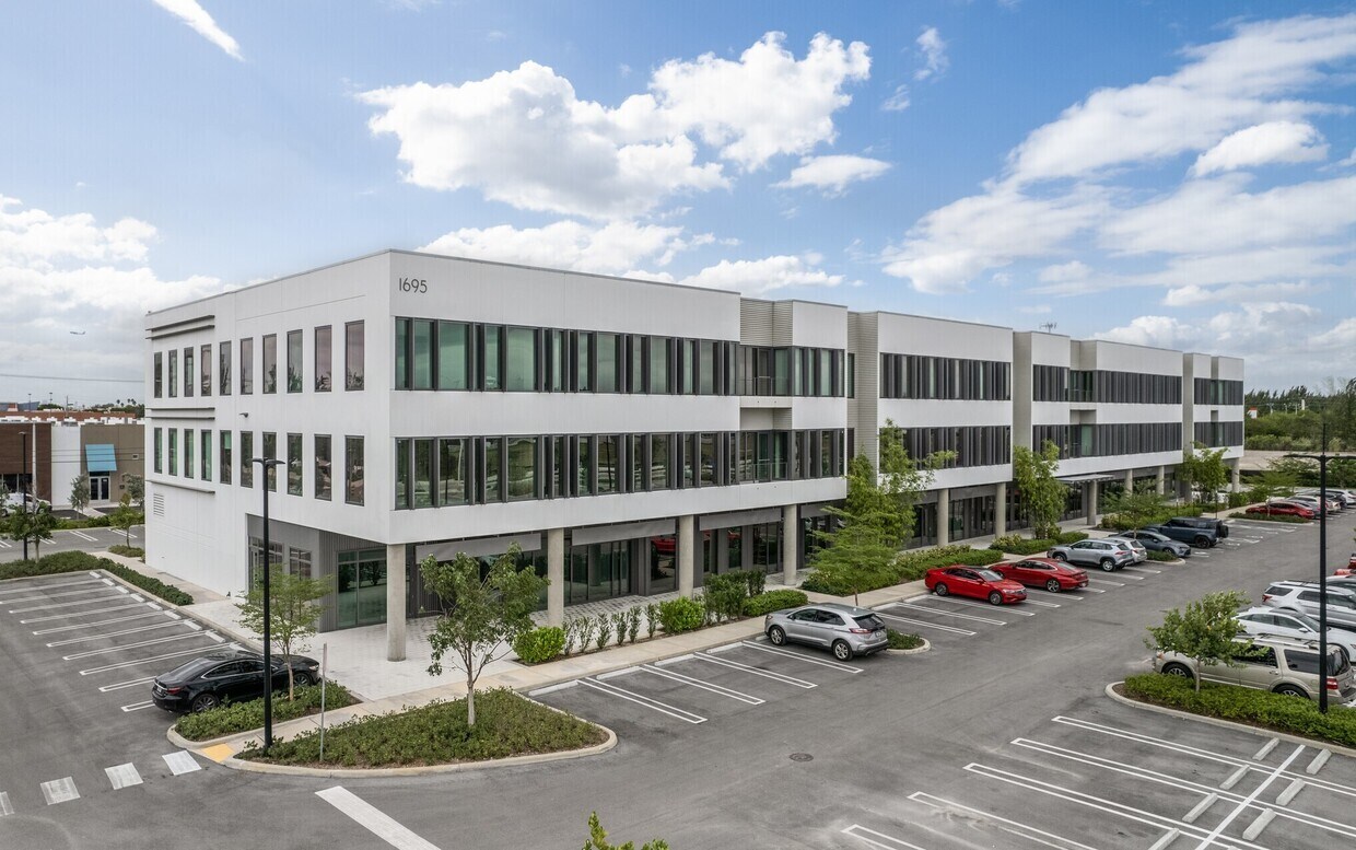 1695 NW 110th Ave, Miami, FL à louer Photo principale– Image 1 sur 7