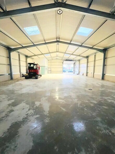 Local d’activités dans Villiers-Saint-Frédéric à louer - Photo intérieure – Image 3 sur 8