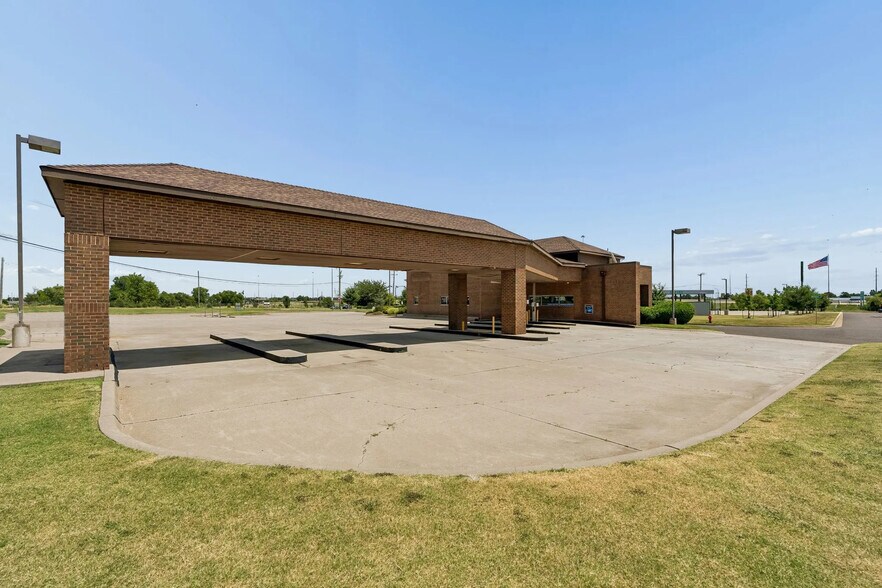 700 E Memorial Rd, Oklahoma City, OK à louer - Photo de l’immeuble – Image 3 sur 10