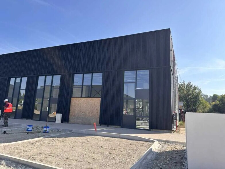 Local d’activités dans Trévoux à louer - Photo de l’immeuble – Image 3 sur 6