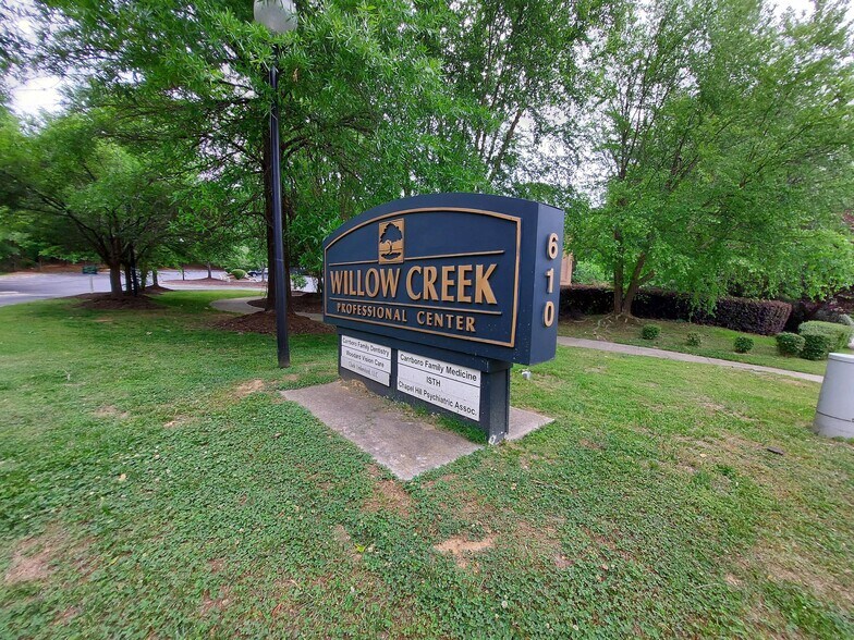 610 Jones Ferry Rd, Carrboro, NC à louer - Photo de l’immeuble – Image 3 sur 25