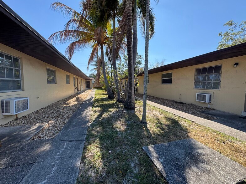 148 NW 40th Ct, Oakland Park, FL à vendre - Photo de l’immeuble – Image 2 sur 11