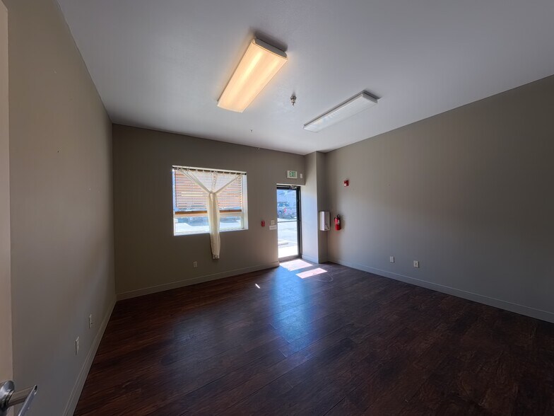 615 SE Glenwood Dr, Bend, OR à louer - Photo de l’immeuble – Image 3 sur 9