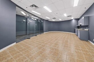 4141-4149 Autoroute 440, Laval, QC à louer Photo intérieure– Image 2 sur 8