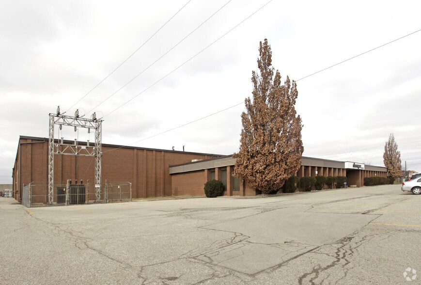 266 Humberline Dr, Toronto, ON à louer - Photo principale – Image 1 sur 2