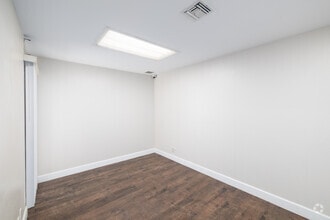 8411-8421 Canoga Ave, Canoga Park, CA à louer Photo intérieure– Image 2 sur 11