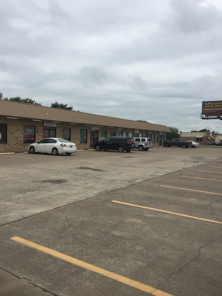 235 Hewitt Dr, Hewitt, TX à louer - Photo de l’immeuble – Image 3 sur 4