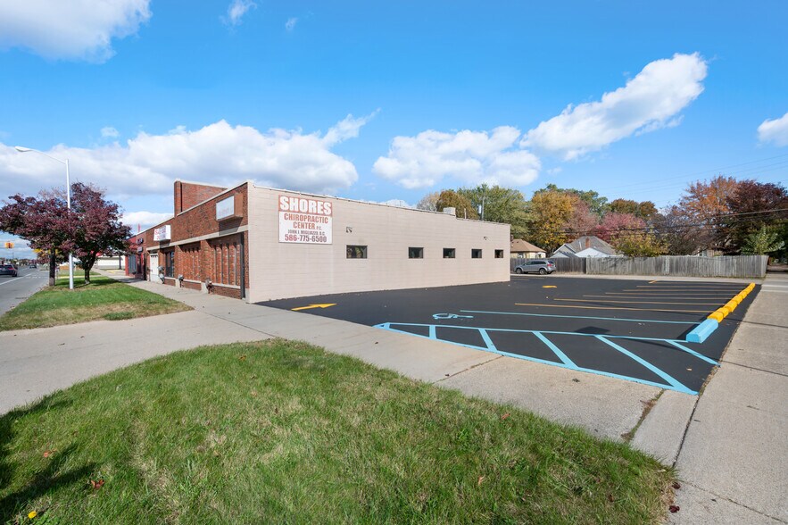 28404 Harper Ave, Saint Clair Shores, MI à louer - Photo de l’immeuble – Image 2 sur 5