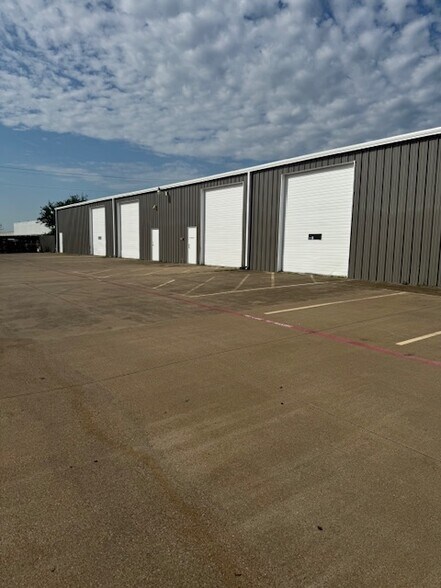 111 Industrial Blvd, Mansfield, TX à louer - Photo de l’immeuble – Image 2 sur 3