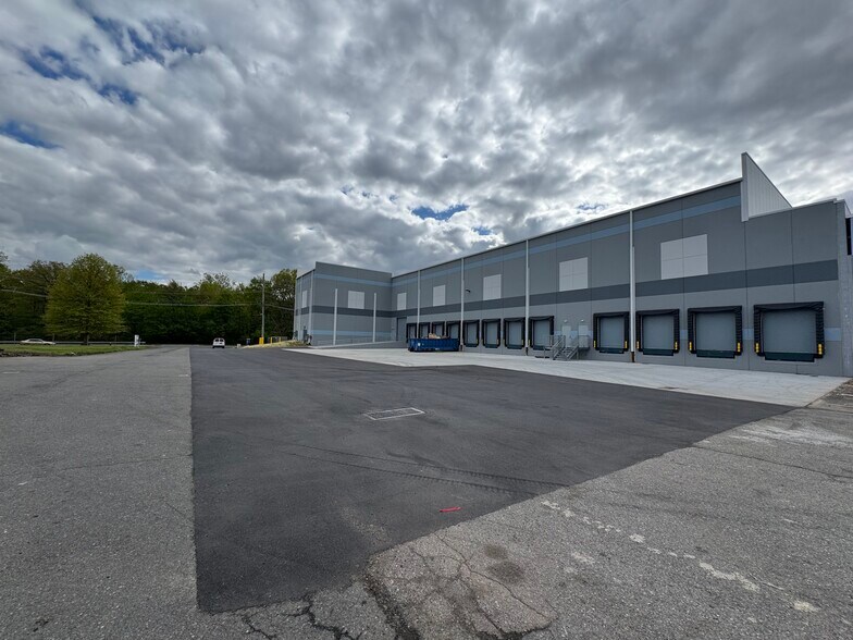 140 Circle Dr N, Piscataway, NJ à louer - Photo de l’immeuble – Image 1 sur 4
