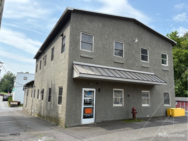 2214 Farmington Ave, Boyertown, PA à vendre - Photo de l’immeuble – Image 3 sur 19