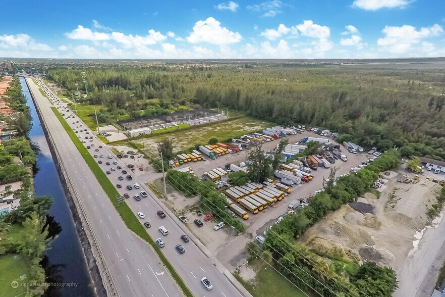 400 NW 137th Ave, Miami, FL à louer - Photo de l’immeuble – Image 1 sur 3