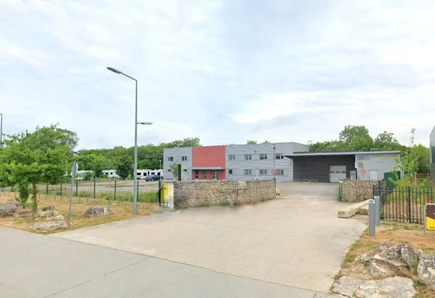 Industriel/Logistique dans Chanteloup-les-Vignes à vendre - Photo de l’immeuble – Image 2 sur 5