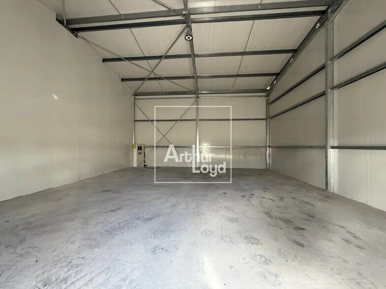 Local d’activités dans Saint-Germain-Laval à louer - Photo intérieure – Image 1 sur 3