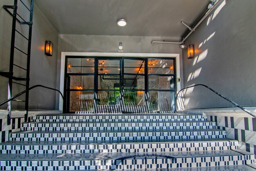681 Shatto Pl, Los Angeles, CA à vendre - Photo de l’immeuble – Image 3 sur 16