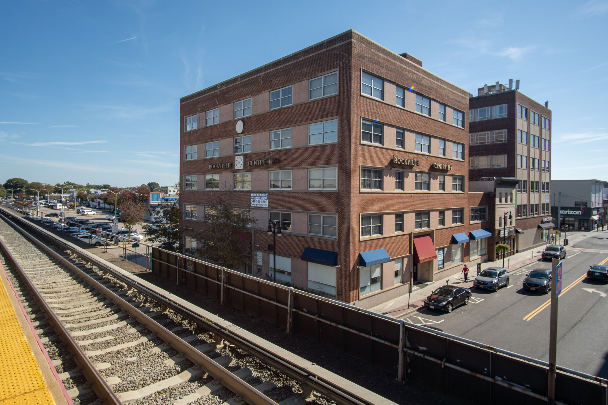 53 N Park Ave, Rockville Centre, NY à louer Photo de l’immeuble– Image 1 sur 29