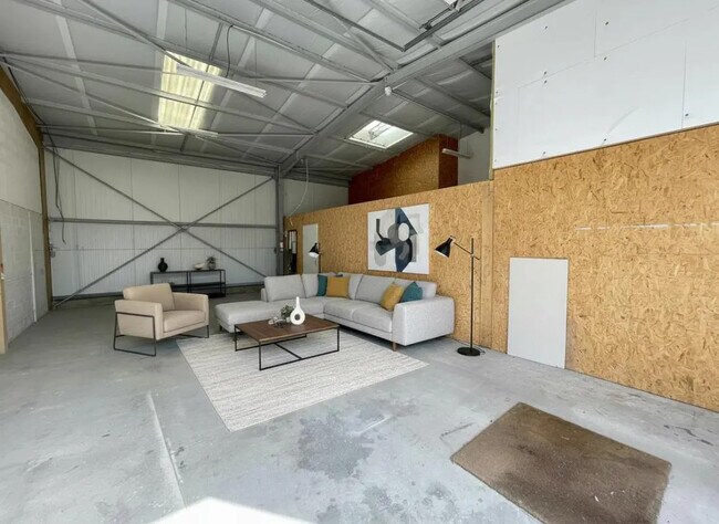 Plus de détails pour Local d'activités à louer