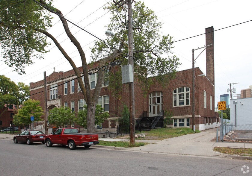 2123 Clinton Ave S, Minneapolis, MN à louer - Photo de l’immeuble – Image 2 sur 2