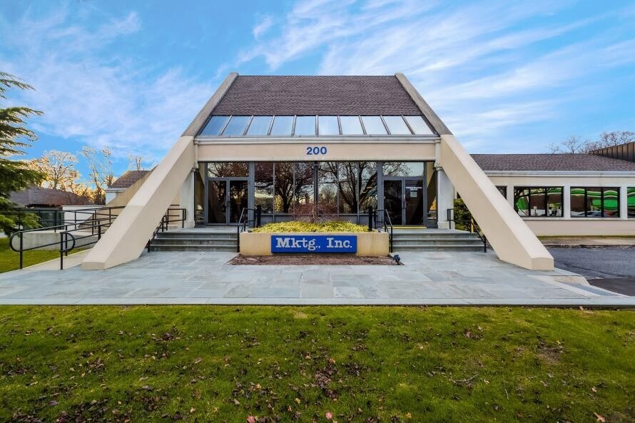 200 Carleton Ave, East Islip, NY à louer Photo intérieure– Image 1 sur 3