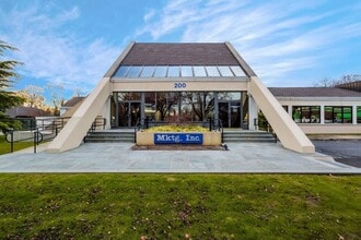 200 Carleton Ave, East Islip, NY à louer Photo intérieure– Image 1 sur 3