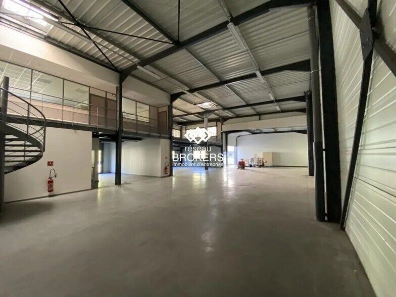 Local d’activités dans Veurey-Voroize à louer - Photo de l’immeuble – Image 1 sur 10