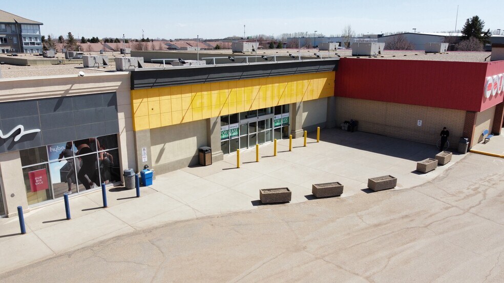 3201 13th Ave SE, Medicine Hat, AB à louer - Photo principale – Image 1 sur 9