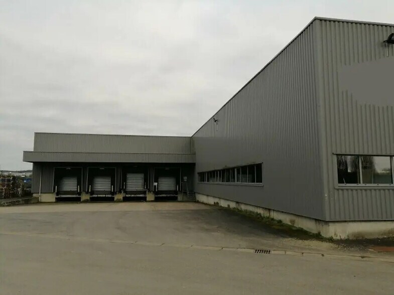 Local d’activités dans ANTRAN à louer - Photo de l’immeuble – Image 1 sur 2