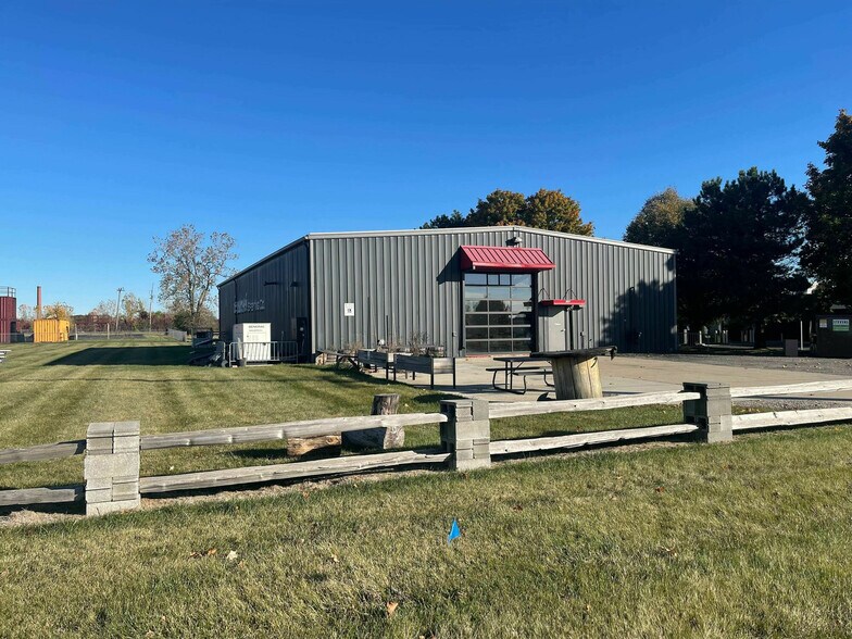 105 E Russell Rd, Tecumseh, MI à louer - Photo de l’immeuble – Image 1 sur 13