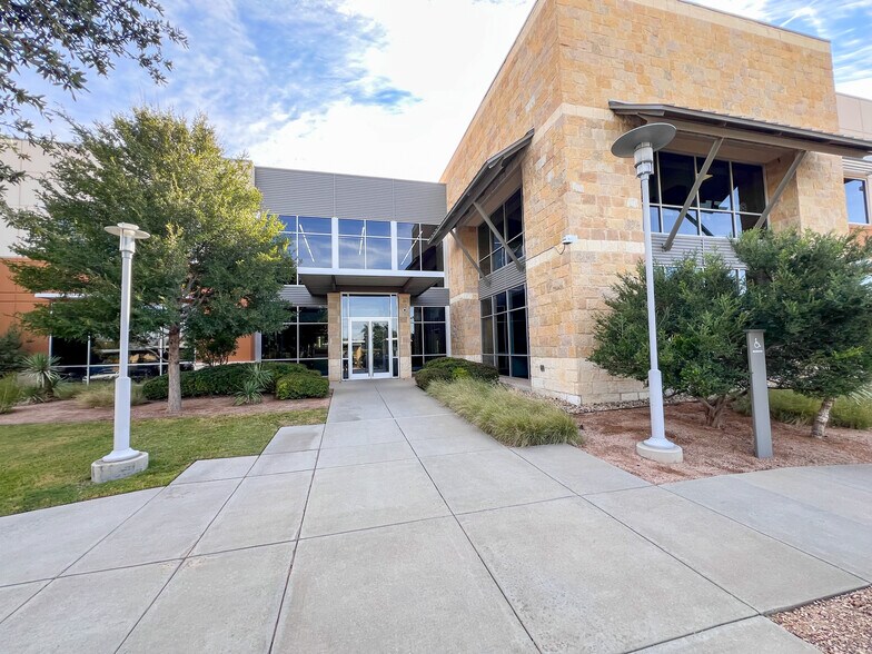 6301 Holiday Hill Rd, Midland, TX à louer - Photo de l’immeuble – Image 3 sur 36