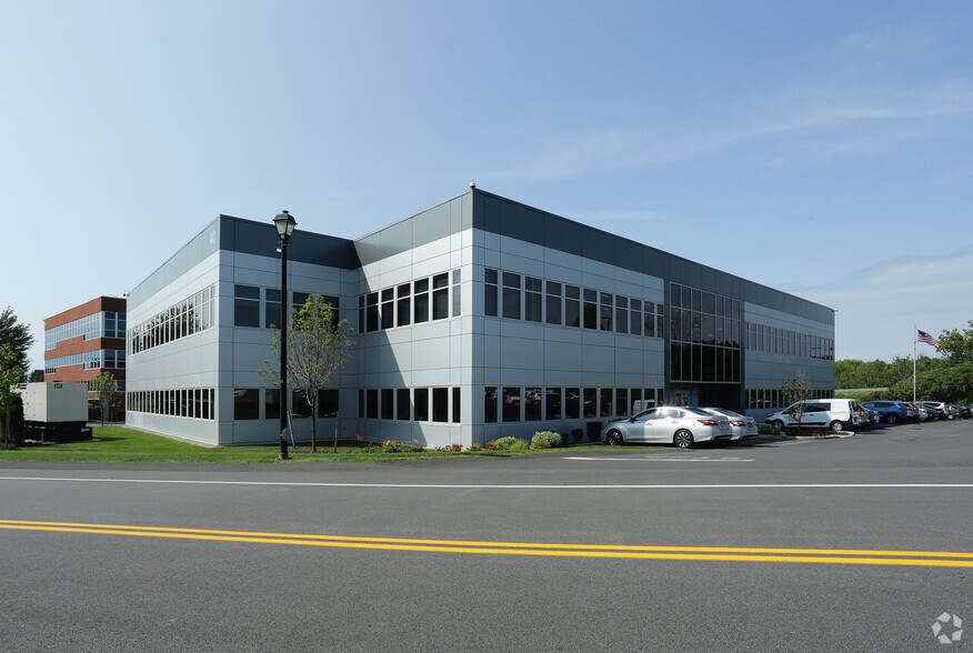 40 Century Hill Dr, Latham, NY à louer - Photo principale – Image 1 sur 4