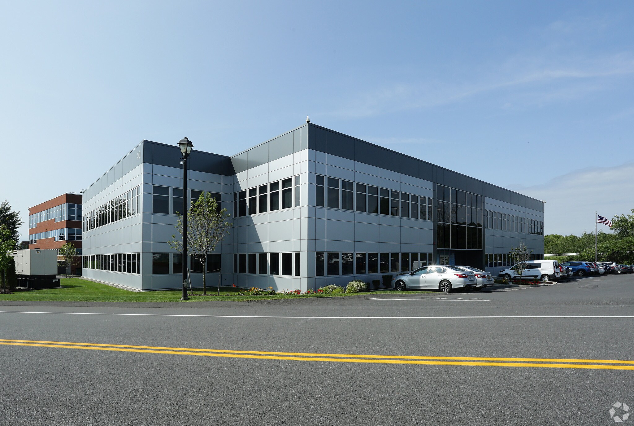 40 Century Hill Dr, Latham, NY à louer Photo principale– Image 1 sur 5