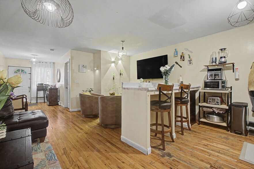 2722 Wallace Ave, Bronx, NY à vendre - Photo de l’immeuble – Image 2 sur 10