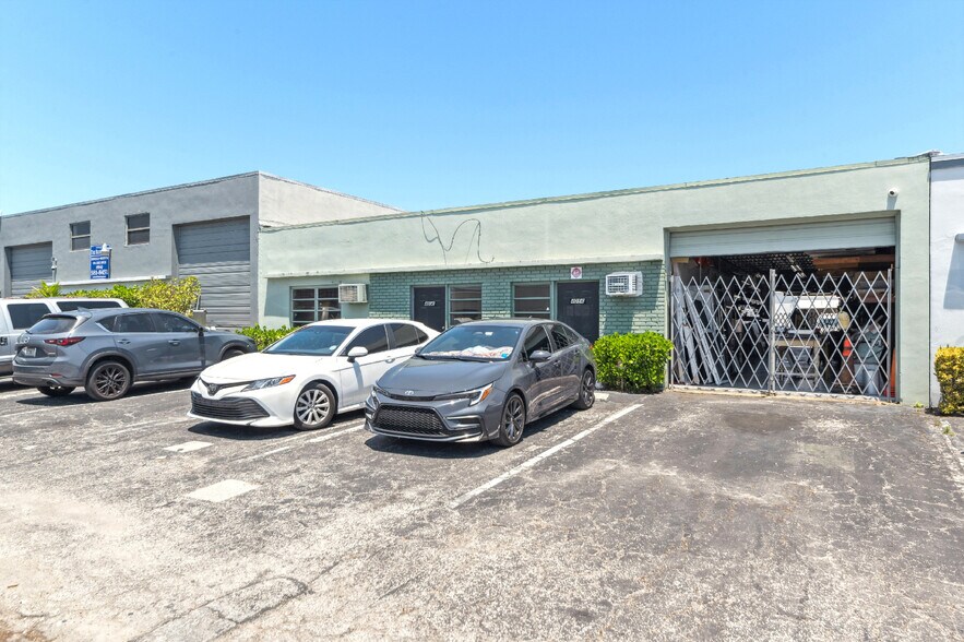 4056 NE 5th Ter, Oakland Park, FL à vendre - Photo de l’immeuble – Image 3 sur 9