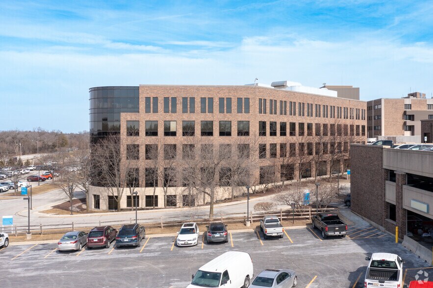 3825 Highland Ave, Downers Grove, IL à louer - Photo de l’immeuble – Image 3 sur 36